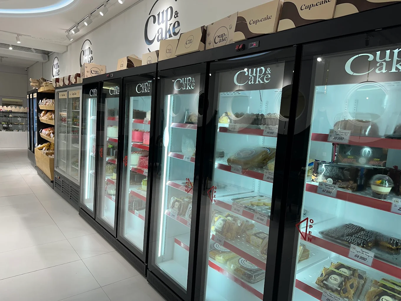 Витрина с десертами